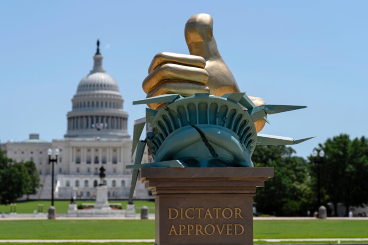 Escultura que chama Trump de ditador tem frase de Bolsonaro exposta