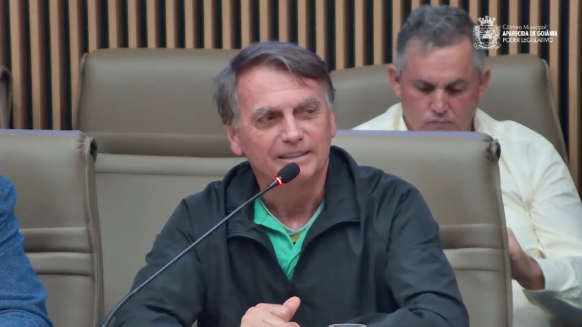 Vomito 10 vezes por dia, disse Bolsonaro antes de cancelar compromisso