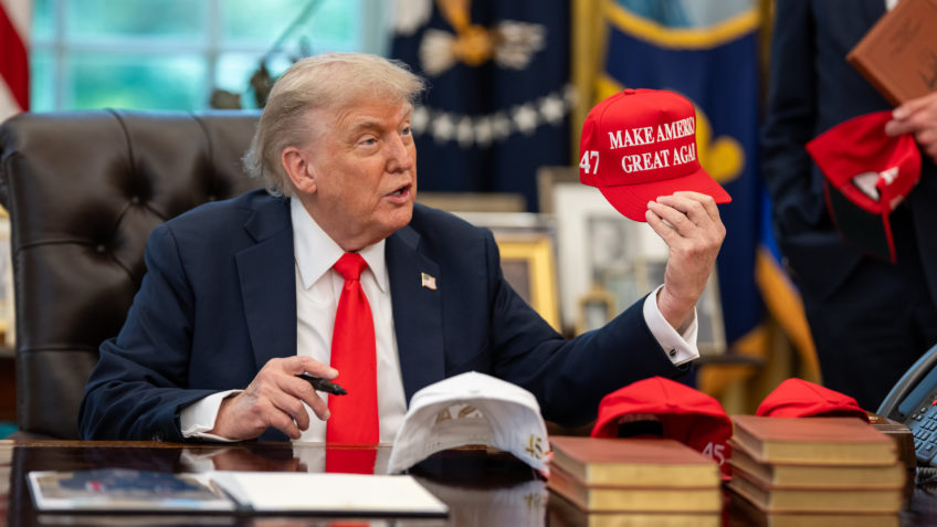 Trump pode parar a guerra com uma ligação, afirma Irã