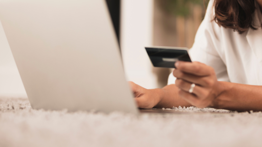 Brasileiros gastam R$ 15 bi em compras internacionais em 2024