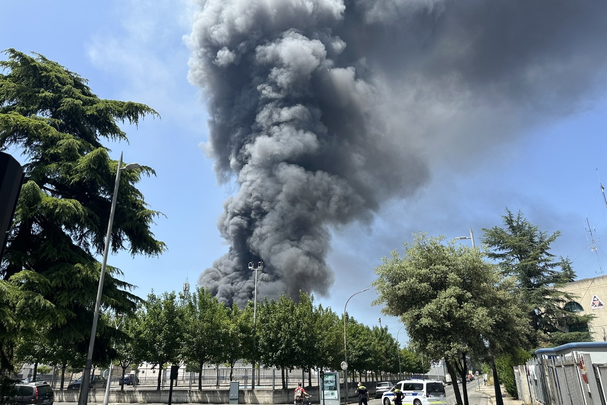 Vídeo: incêndio em fábrica obriga cidade da Espanha a se confinar