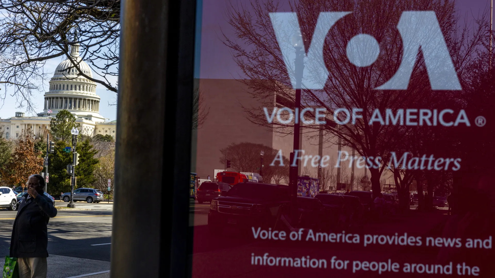 Trump ataca impresa e demite 600 funcionários da Voice of America