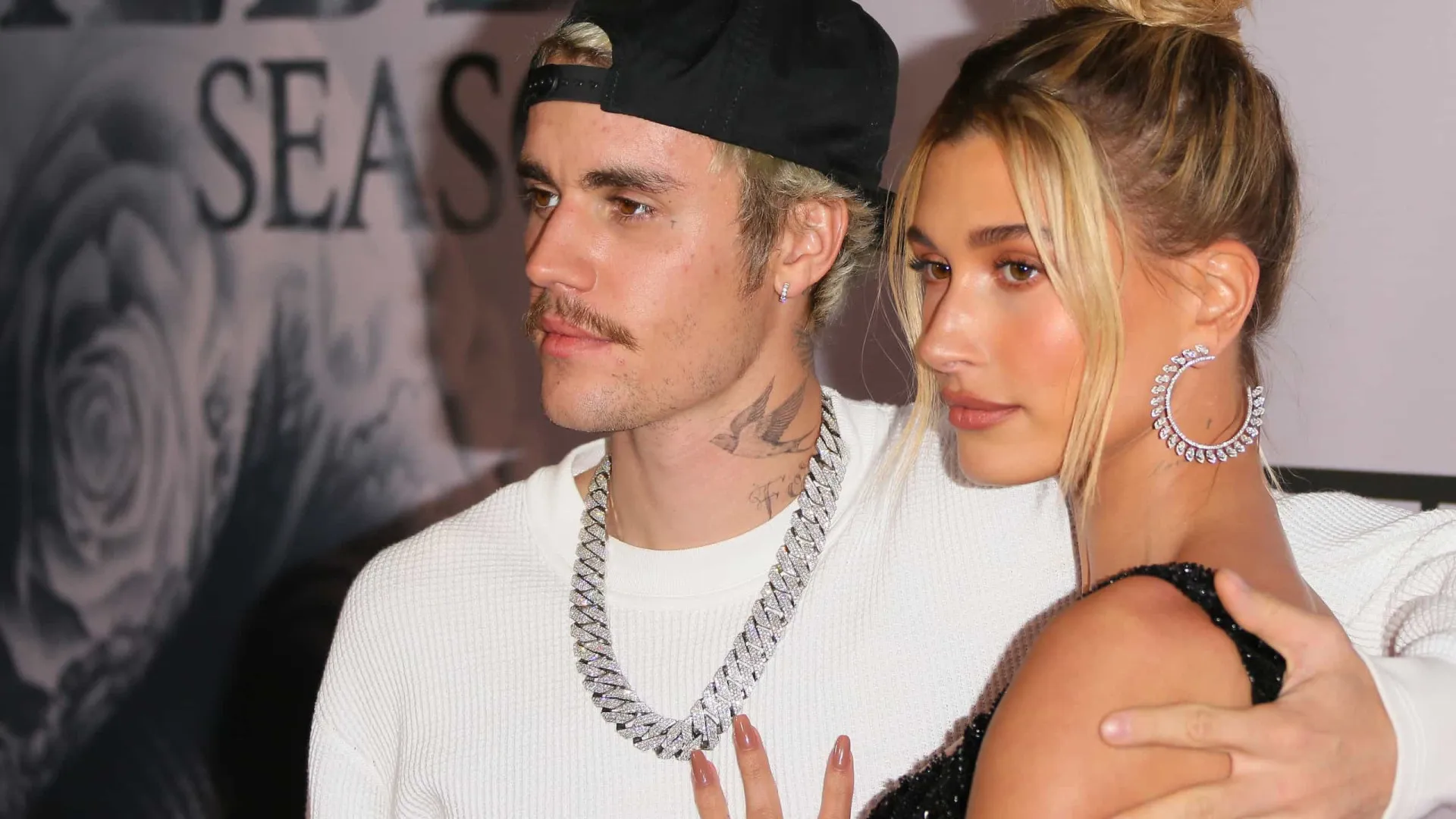 Hailey Bieber é vista sem aliança em Nova York