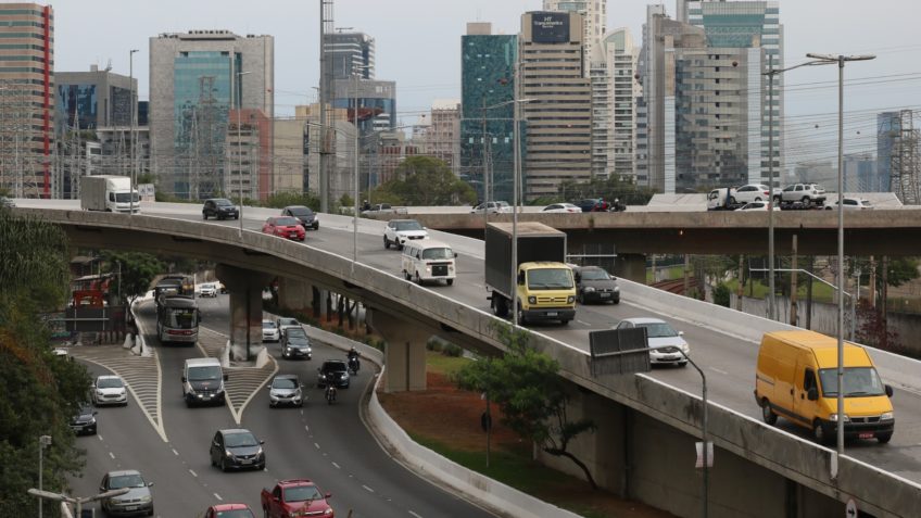 São Paulo lidera impacto positivo no setor de serviços em abril