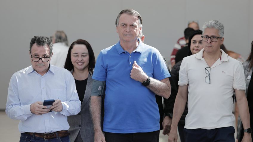 Bolsonaro tem quadro de pneumonia viral, diz médico