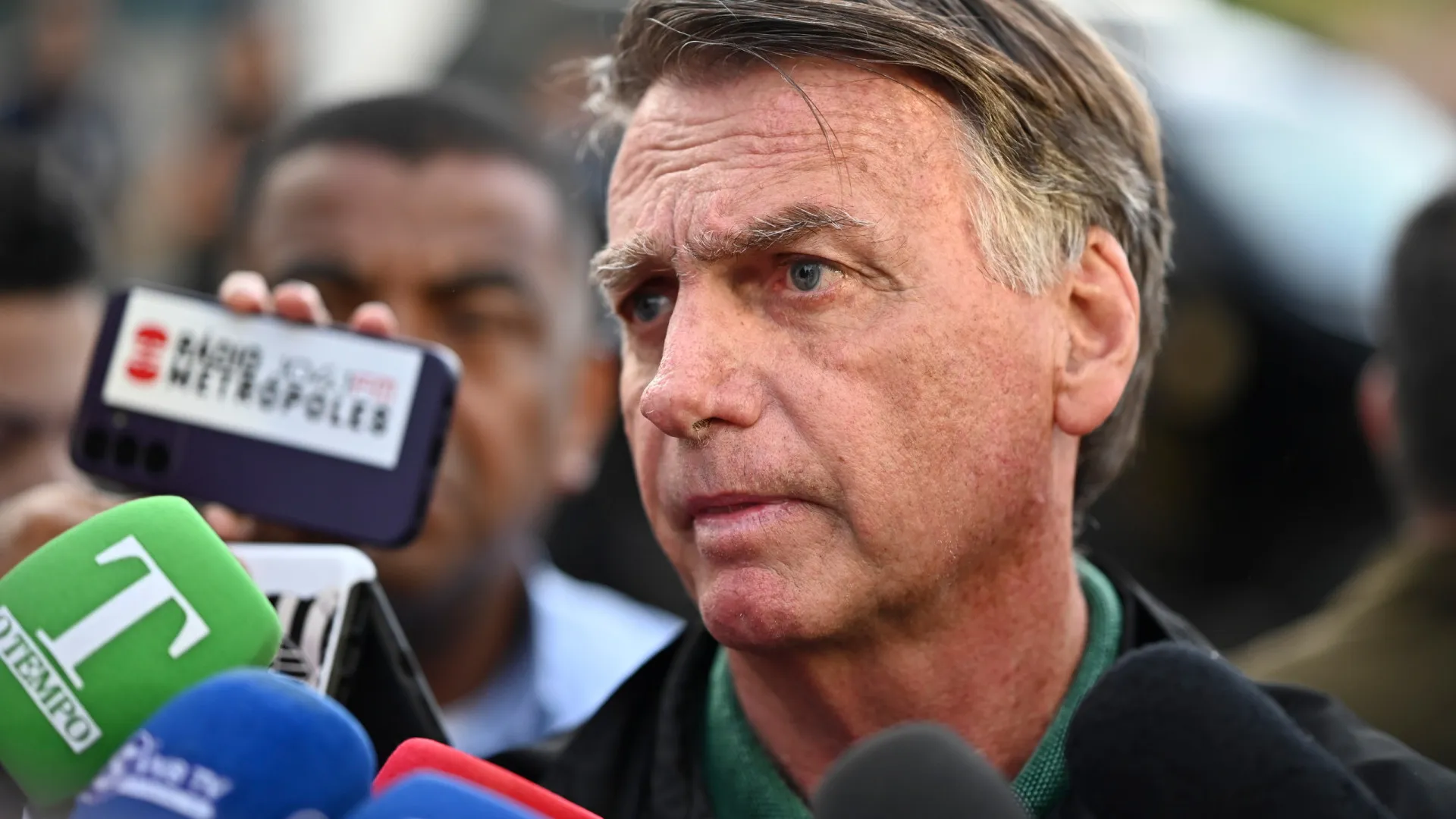 Exames de Bolsonaro sugerem quadro de pneumonia viral, diz médico