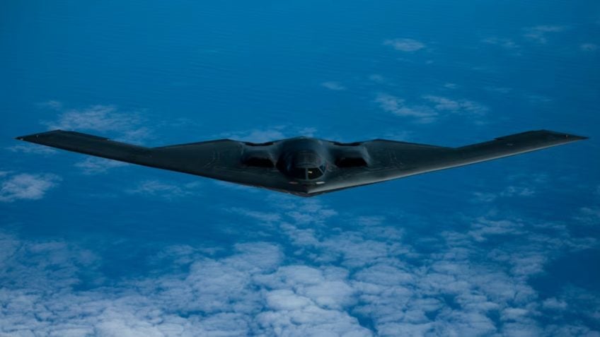 Aviões capazes de destruir instalações do Irã decolam dos EUA