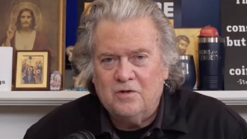 Bannon diz que EUA atacarão Irã