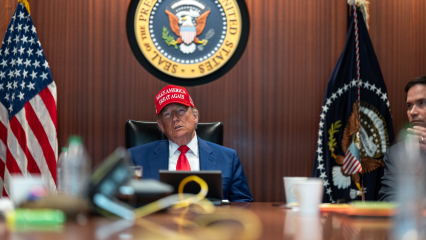 Trump acompanhou ataques ao Irã usando boné Maga; veja fotos