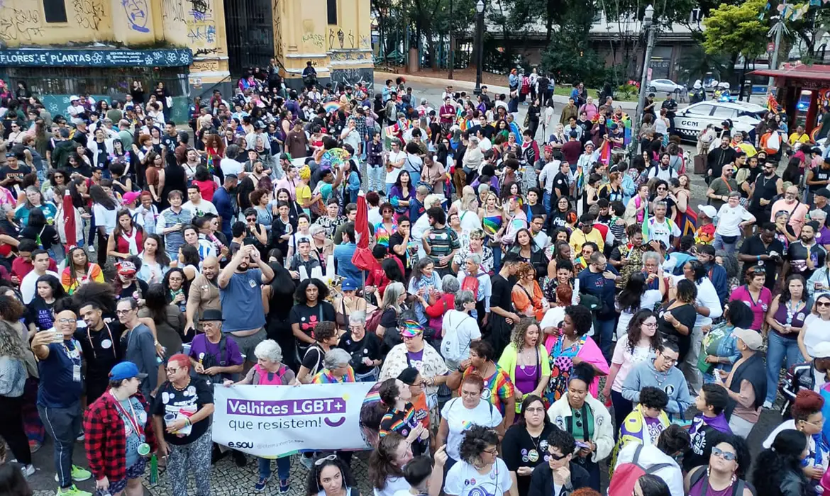 Caminhada de mulheres lésbicas protesta contra violências e racismo