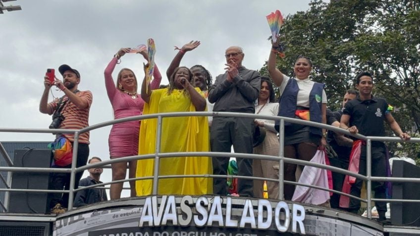 Parada LGBT+ tem discursos contra guerra, Bolsonaro e escala 6 X 1