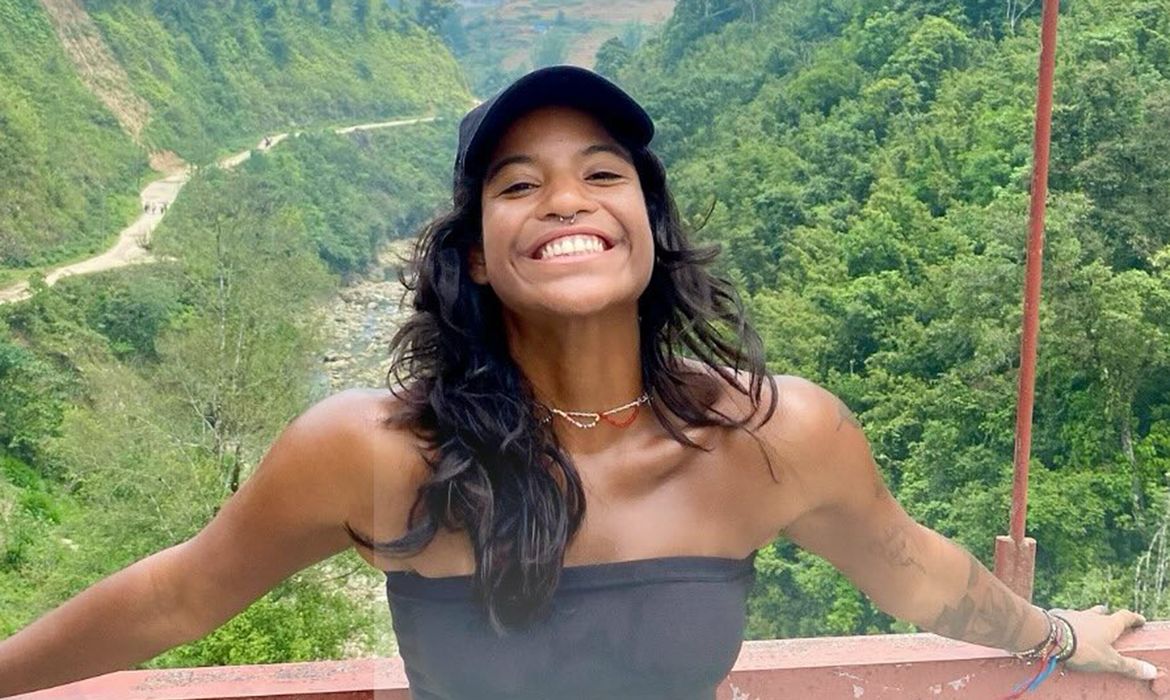 Brasileira que caiu em vulcão na Indonésia continua desaparecida