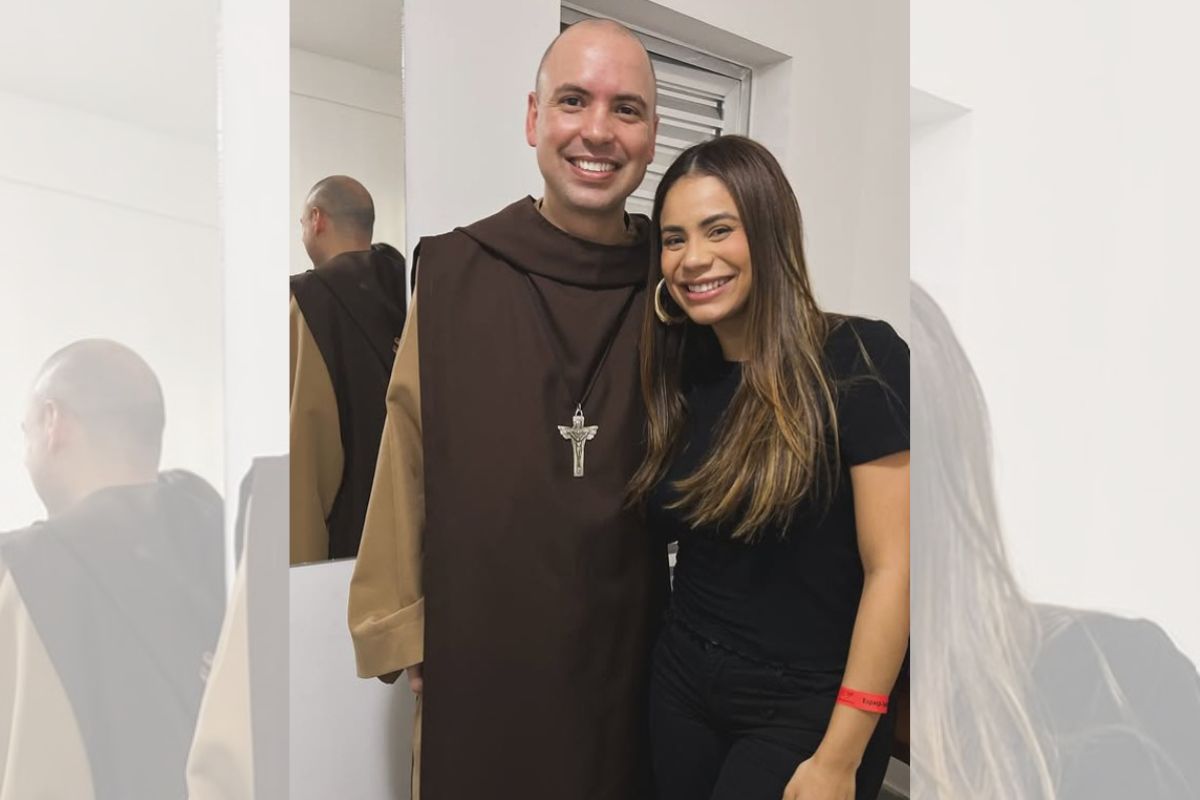 Lexa se emociona em oração com Frei Gilson e fala sobre luto