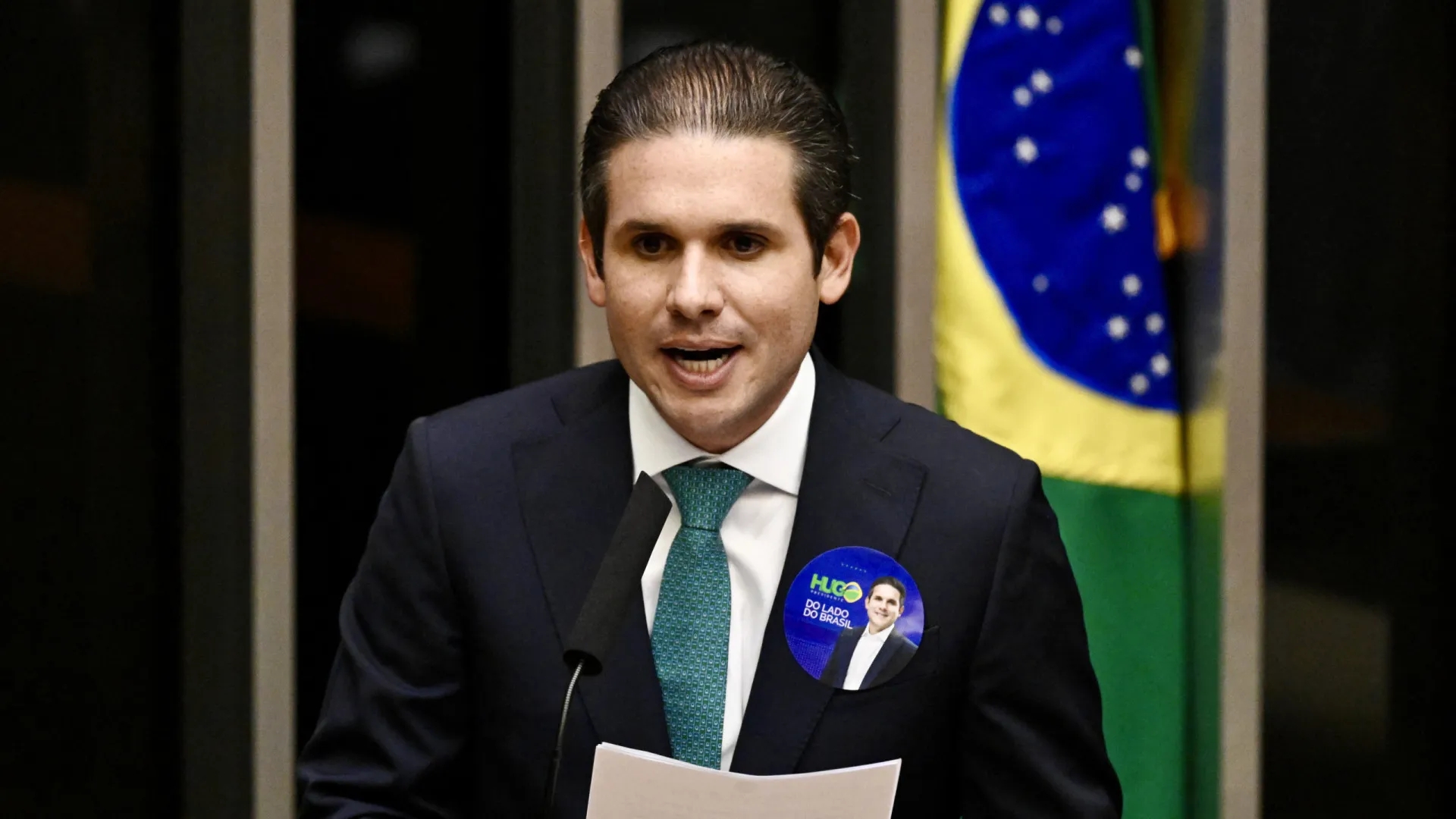 Motta bebe uísque na garrafa em festa patrocinada por governo federal