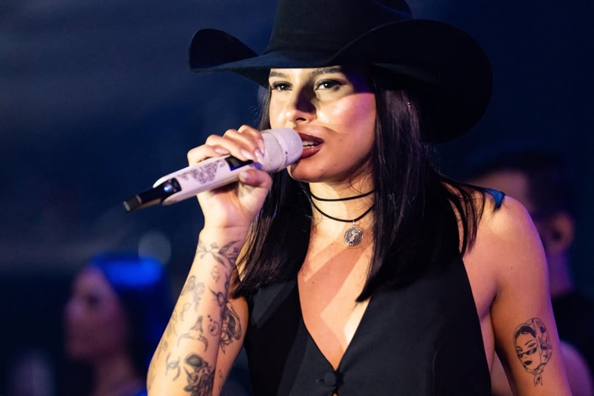 Ana Castela mostra rosto com acne e desabafa: “Bombinhas”