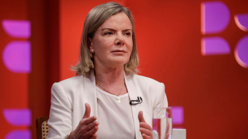 Bolsonaro é "servil a interesses externos", afirma Gleisi