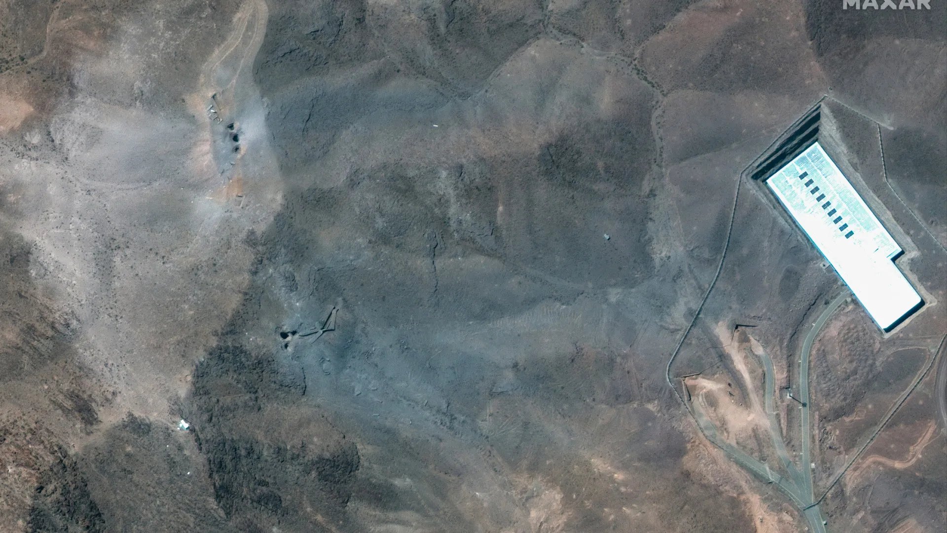 Israel bombardeia prisão política e central nuclear no Irã