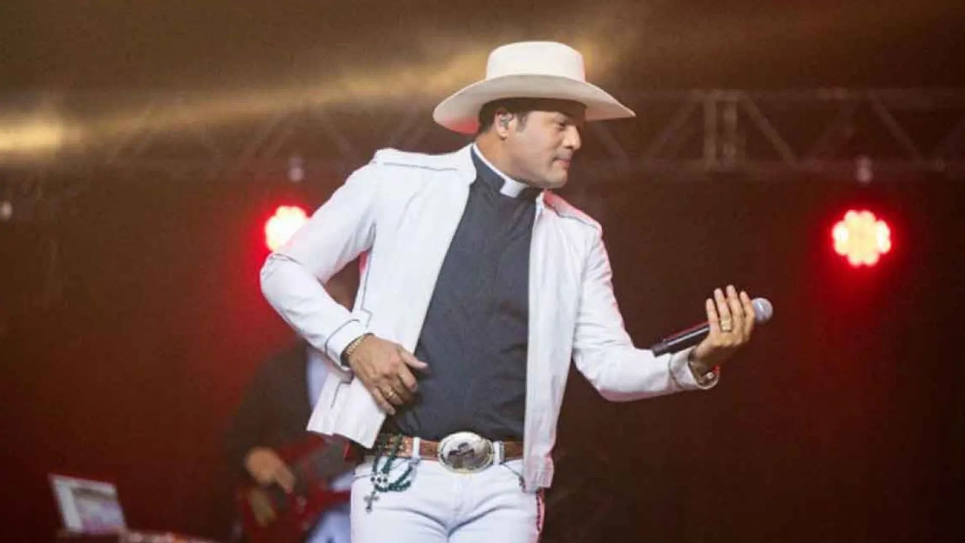 Quem é o 'padre sertanejo' que vai faturar quase R$ 1 milhão no São João