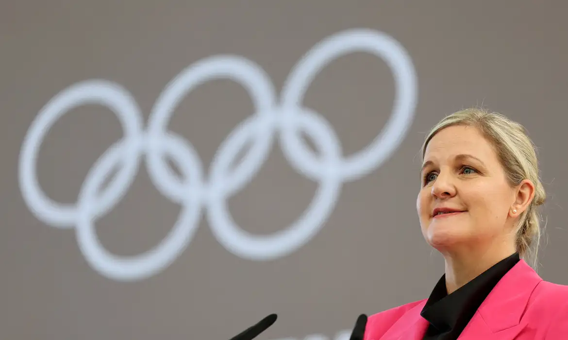 Ex-nadadora do Zimbábue Kirsty Coventry assume presidência do COI