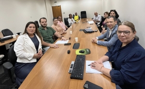 Paula Calil articula revisão da legislação sobre descarte de entulho em reunião no Ministério Público