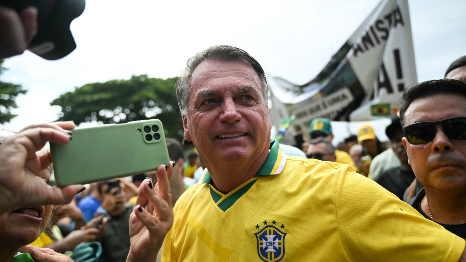 Bolsonaristas tentam driblar ofensa de ex-presidente e até endossam fala sobre malucos