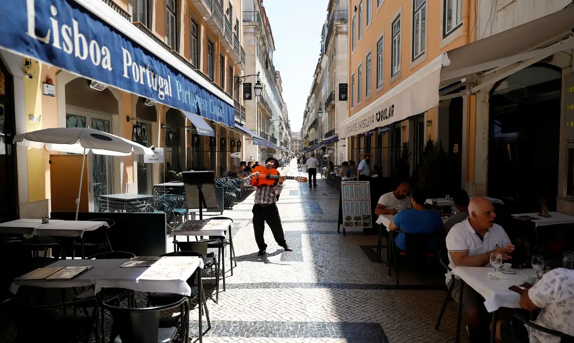 Portugal endurece regra de naturalização e dobra tempo para residência