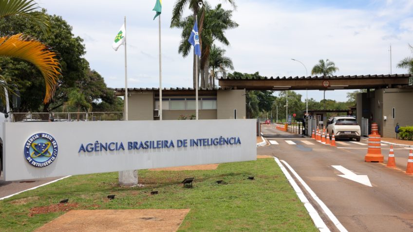 Funcionários da Abin querem tirar atual diretor na Justiça