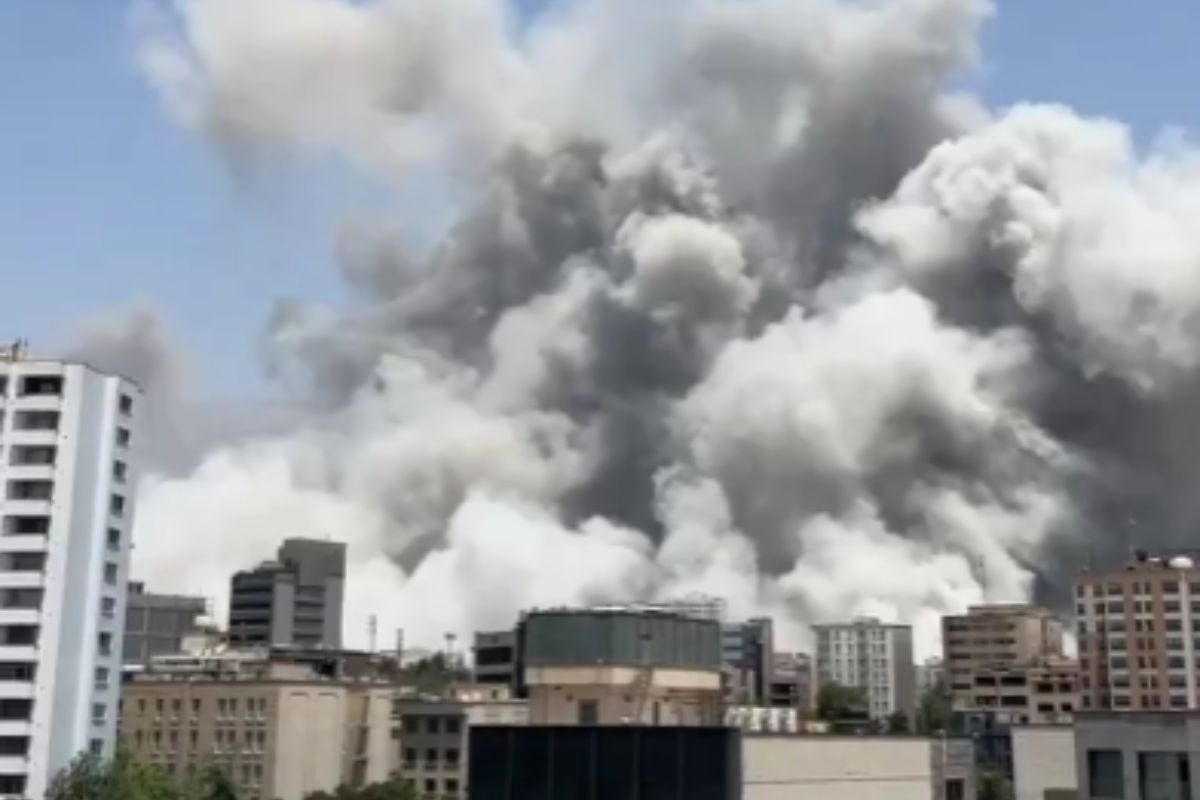 Israel e Irã continuam bombardeios após Trump anunciar cessar-fogo
