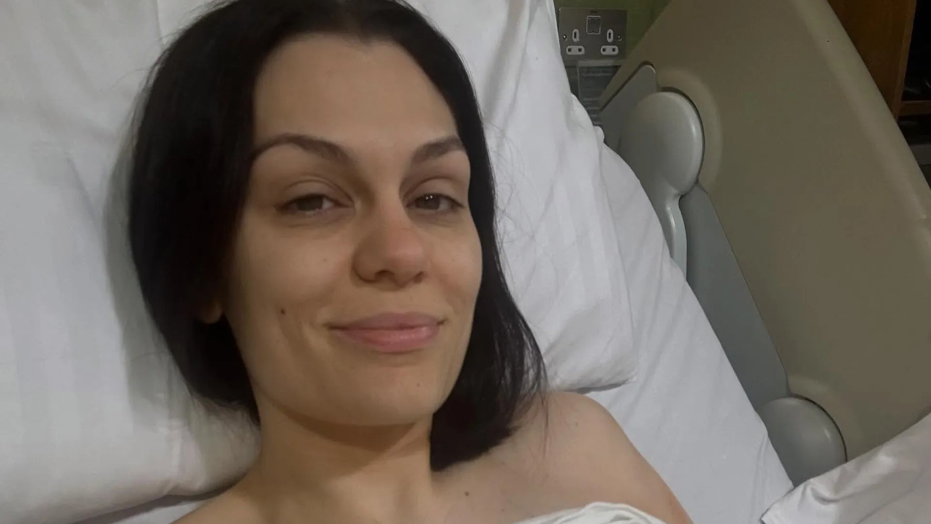 Jessie J opera câncer de mama; cantora compartilhou fotos no hospital
