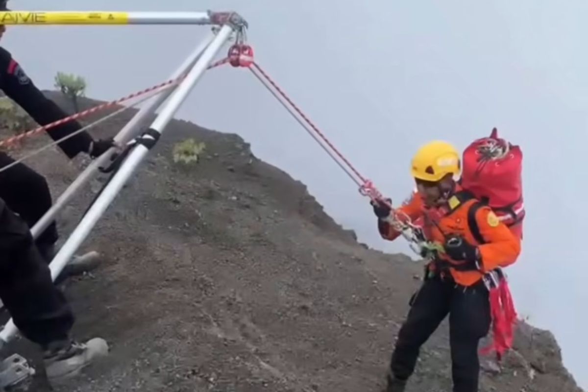 Vídeo: alpinistas buscam brasileira que caiu em vulcão na Indonésia
