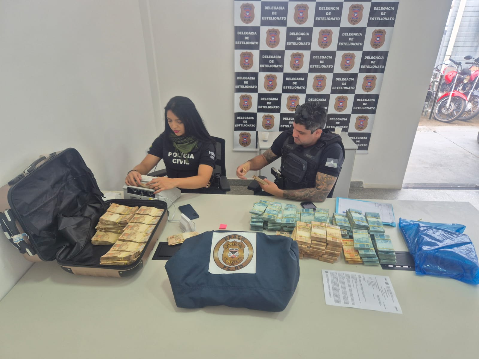 Polícia Civil apreende alto valor em dinheiro durante buscas contra grupo especializado em estelionato contra jogadores de futebol