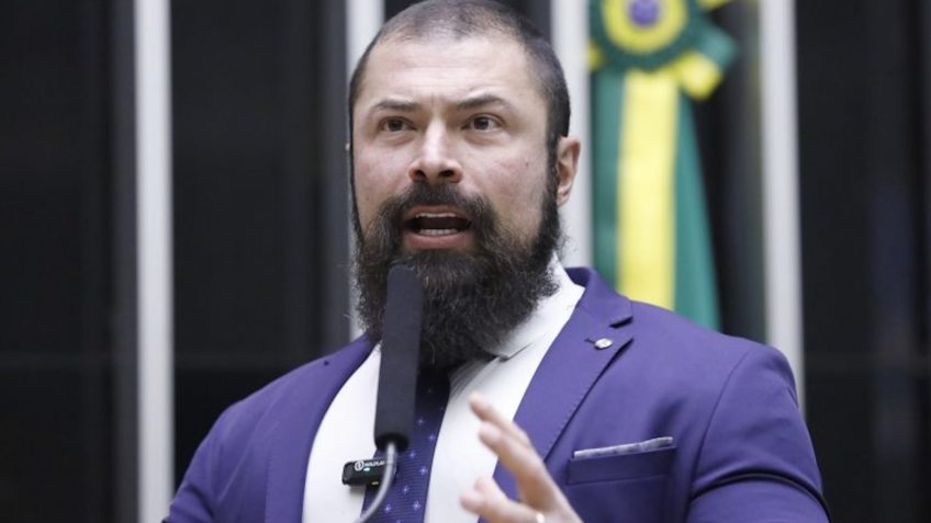 Oposição aciona conselho de ética contra Erika Hilton