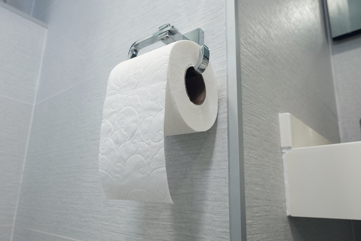 Por que pendurar o papel higiênico errado pode ser um risco à saúde