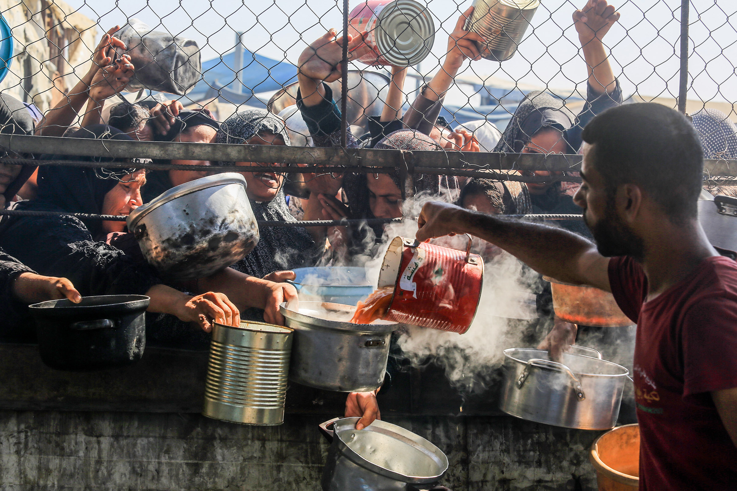 Ataques de Israel matam 516 palestinos em busca por comida em Gaza