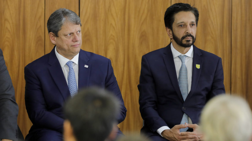 Tarcísio sanciona lei que regula mototáxis; Nunes mantém proibição