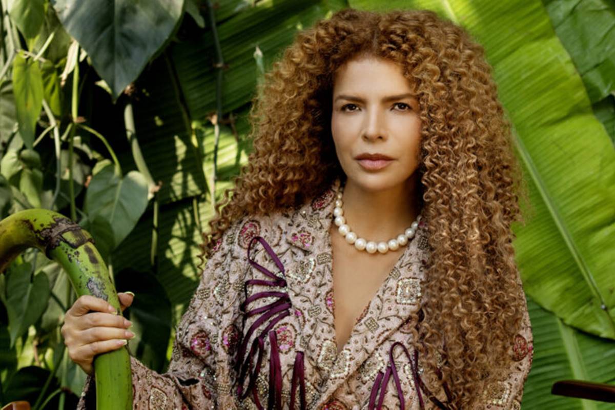 Vanessa da Mata homenageia Gal Costa com regravação de sucesso