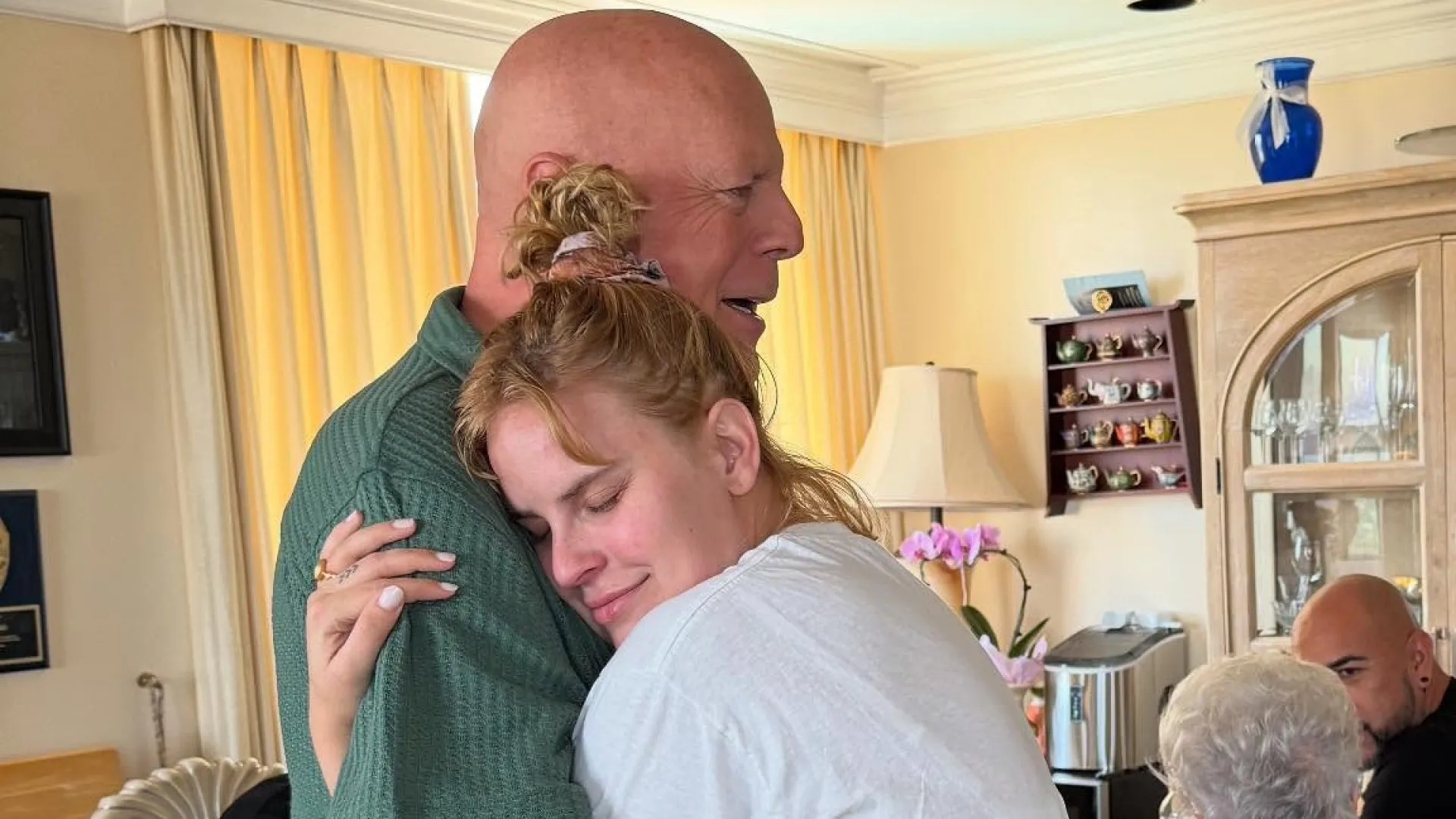 Filha de Bruce Willis é criticada por vídeo com o pai "vulnerável"
