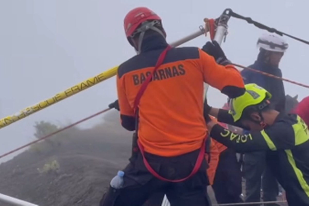 Equipes iniciam resgate do corpo de brasileira em vulcão na Indonésia