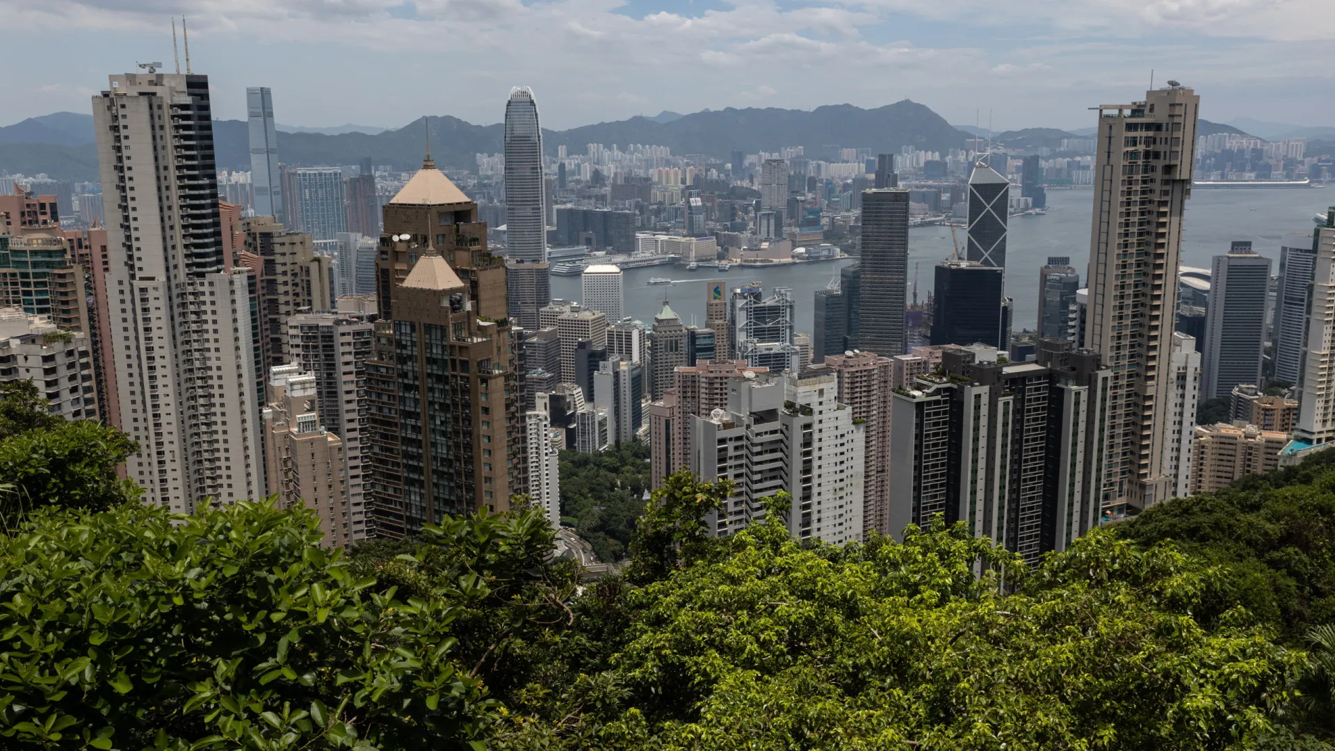 Hong Kong recebe primeiros alunos de Harvard impedidos de ficar nos EUA