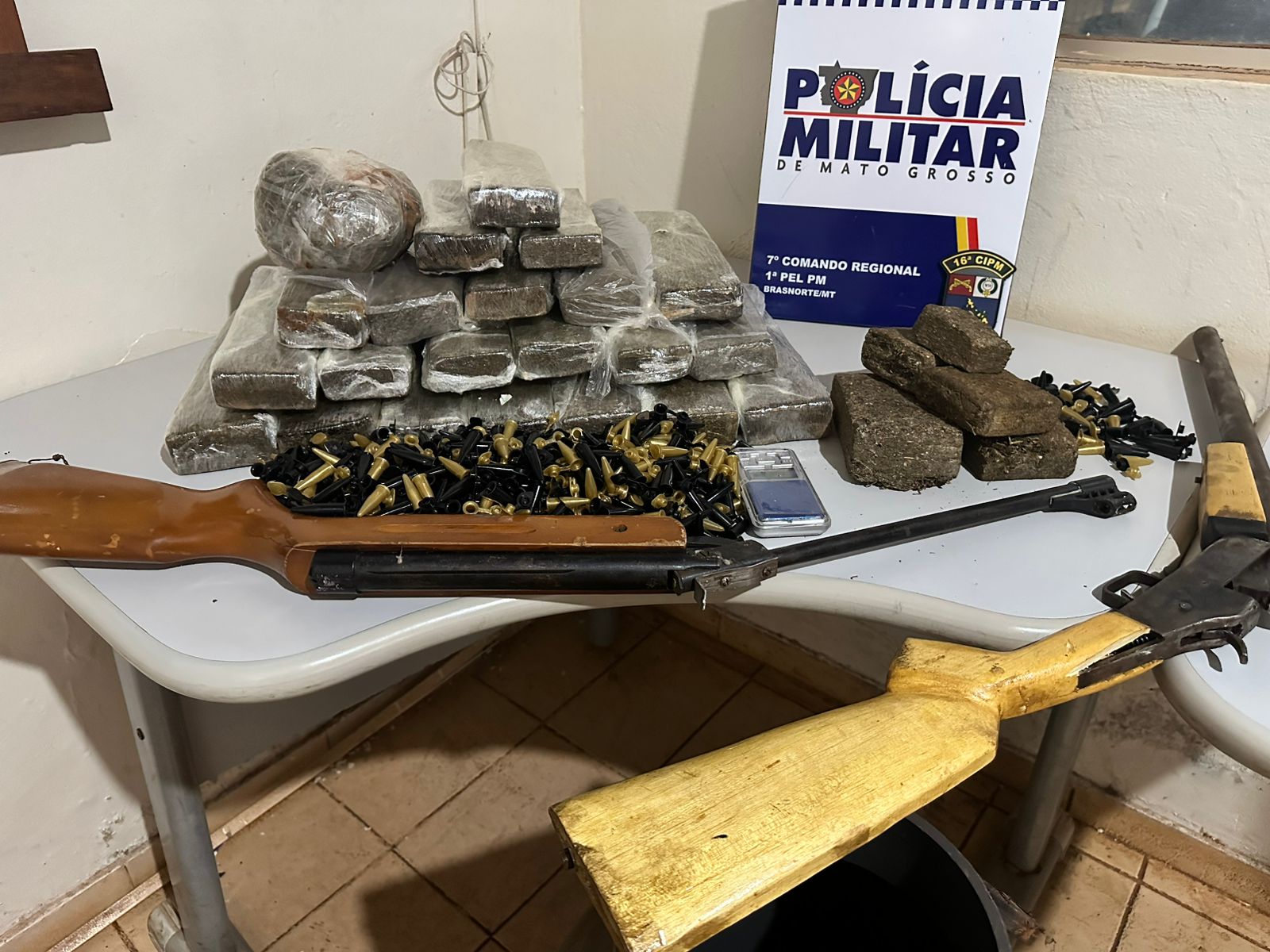 Polícia Militar prende traficante, apreende 25 quilos de drogas e causa prejuízo de R$ 79 mil às facções criminosas