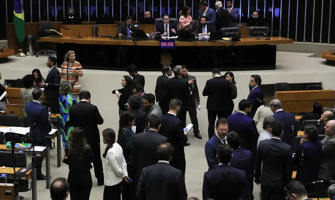 Governo ainda avalia se vai ao Supremo por IOF, diz AGU