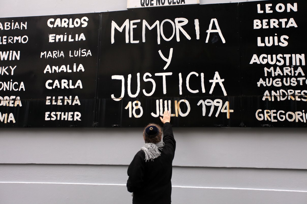 Justiça da Argentina vai julgar à revelia acusados de atentado em 1994