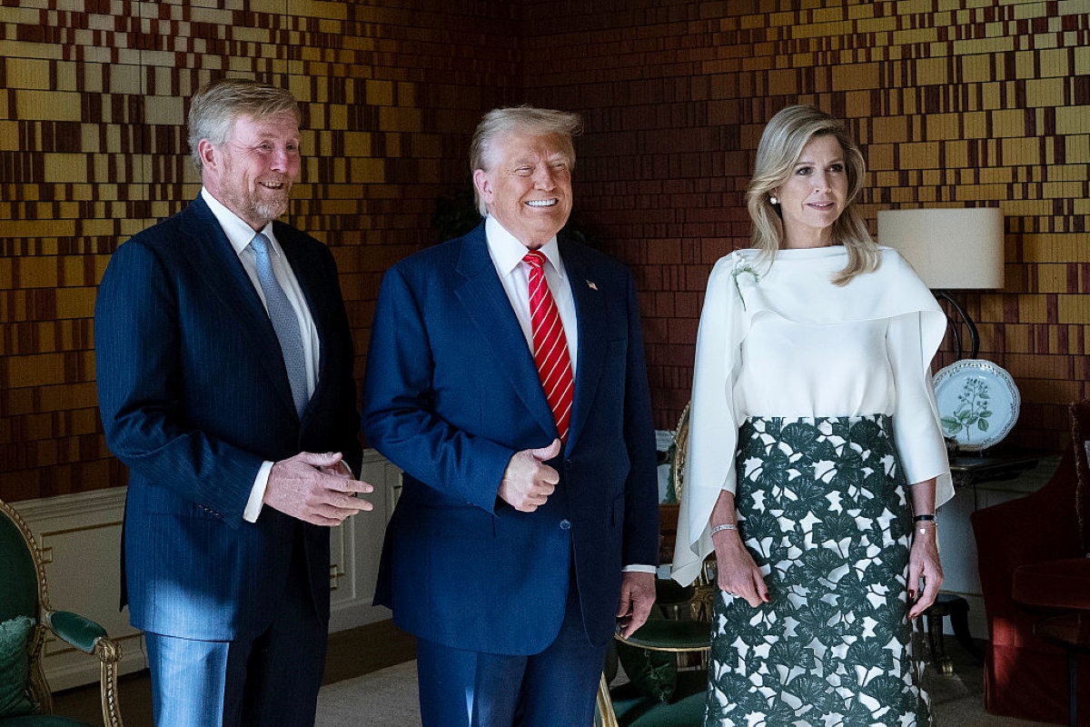 Rainha dos Países Baixos “tira sarro” e imita Trump em encontro. Vídeo