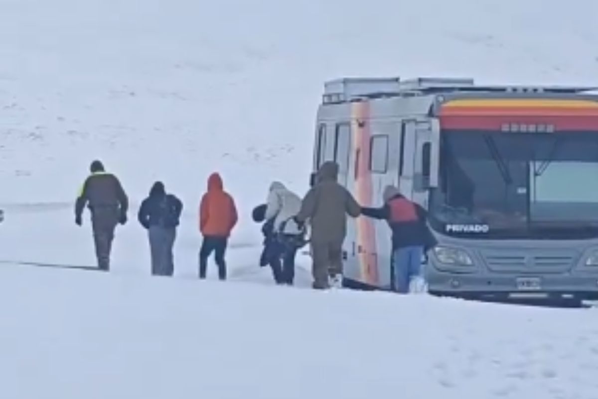 Chile: 19 brasileiros são resgatados após 24h presos em nevasca. Vídeo