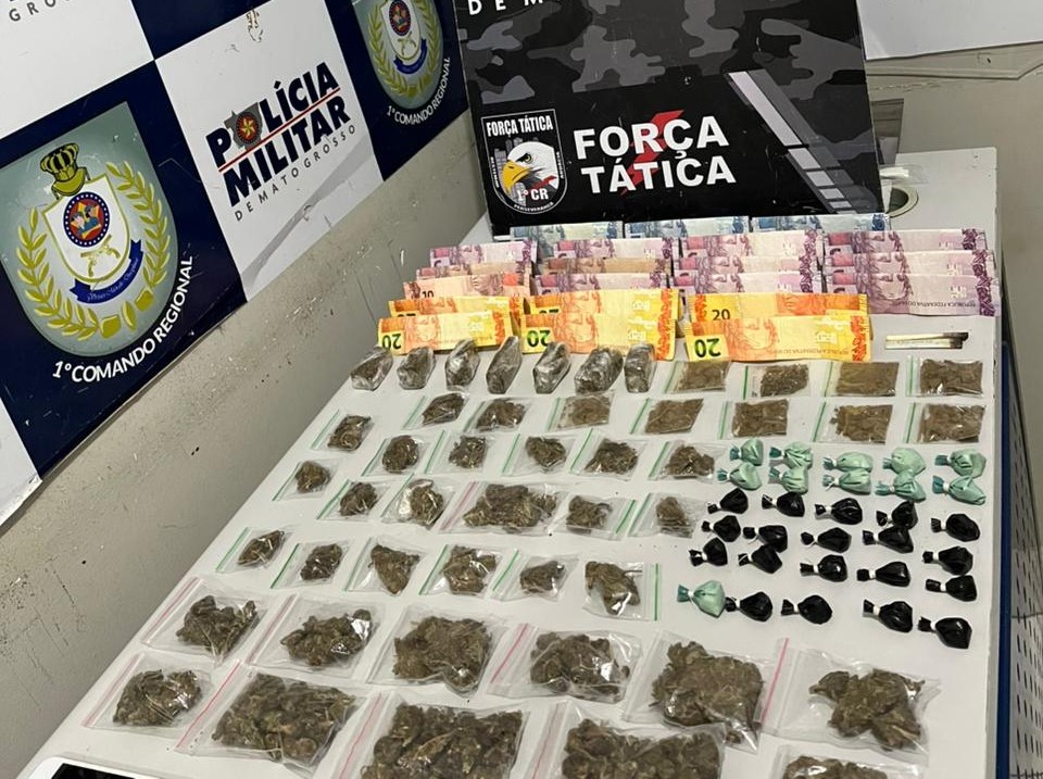 Força Tática prende dois homens por tráfico e apreende 79 porções de drogas