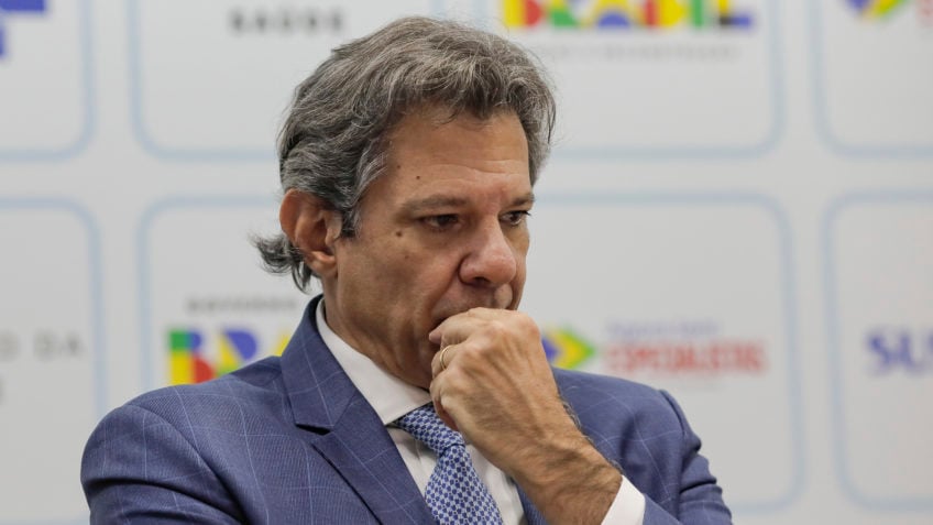 Lula quer saber se queda do IOF “usurpa” Constituição, diz Haddad