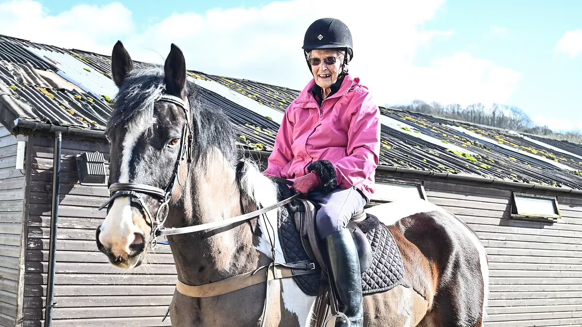 Conheça a “rainha” que aos 100 anos ainda monta a cavalo e dá uma lição de vitalidade