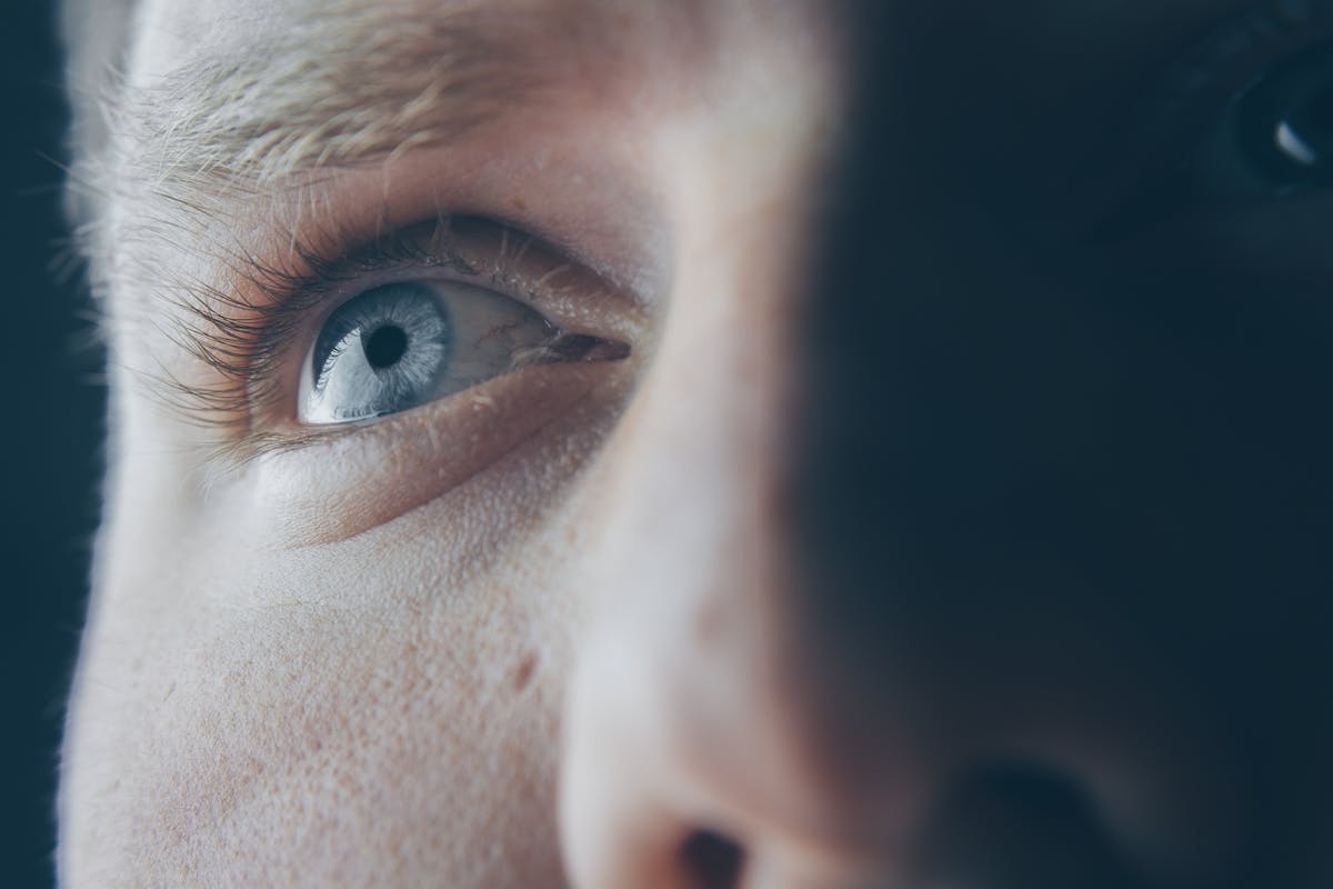Alzheimer pode ser identificado nos olhos antes dos sinais de demência