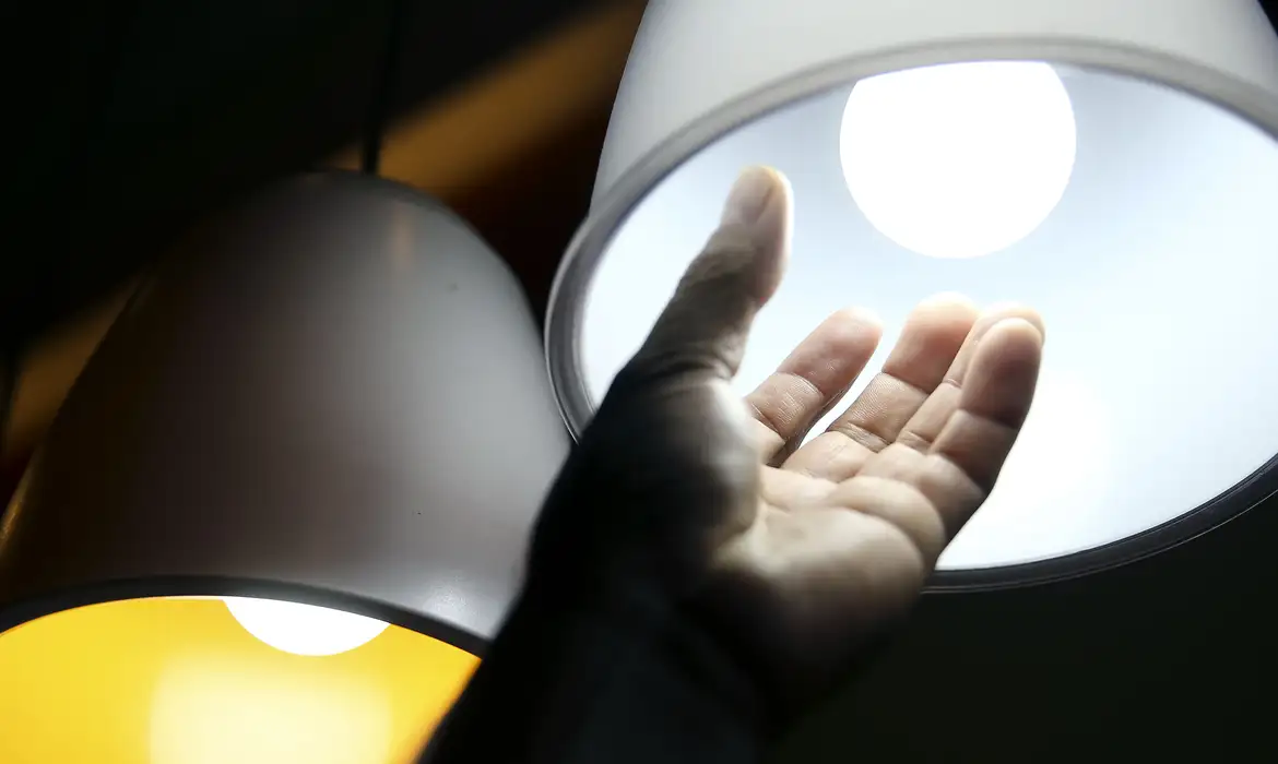 Contas de luz permanecem com bandeira tarifária vermelha em julho 