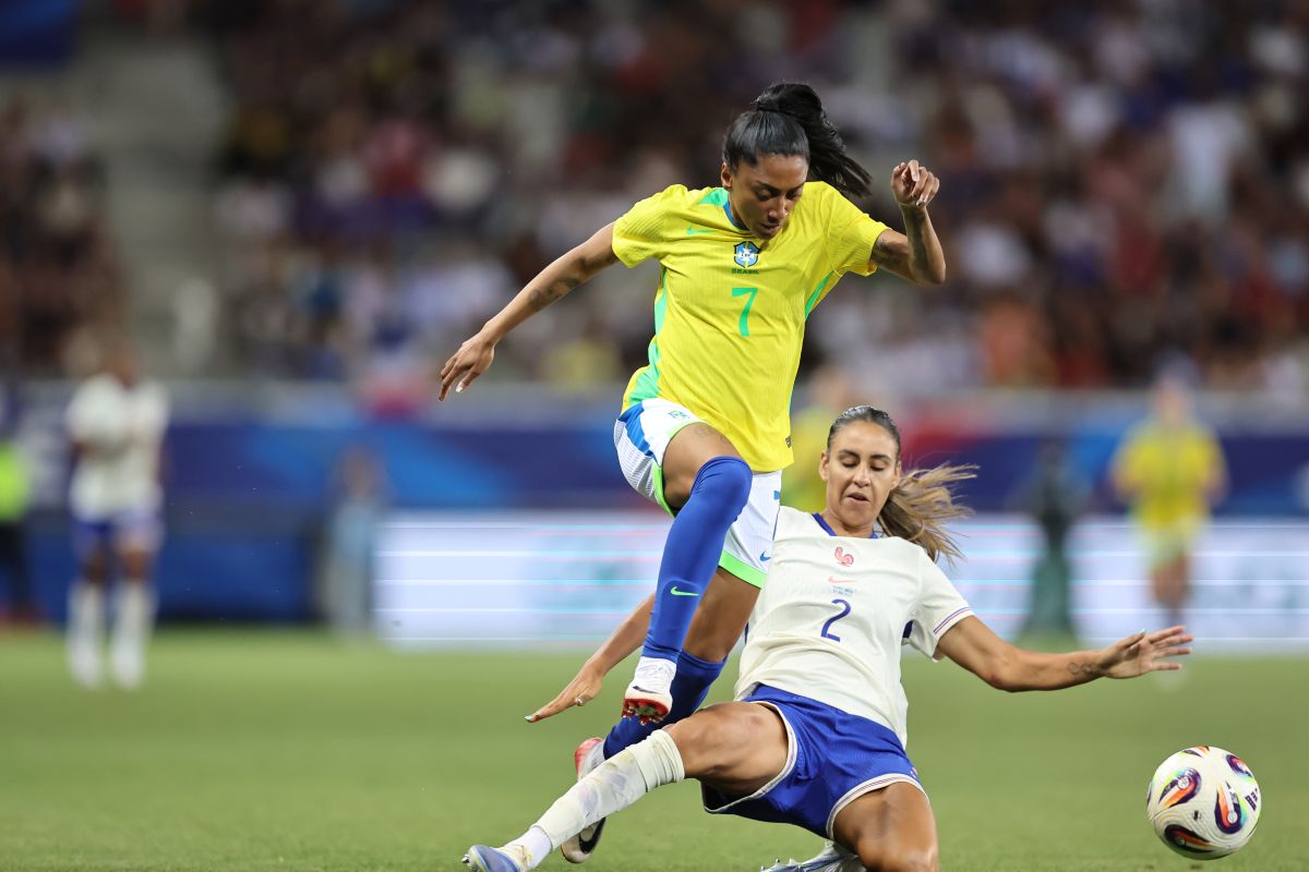 Brasil leva virada e perde último amistoso antes da Copa América